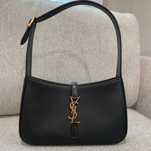 LE 5 À 7 HOBO BAG IN SMOOTH LEATHER